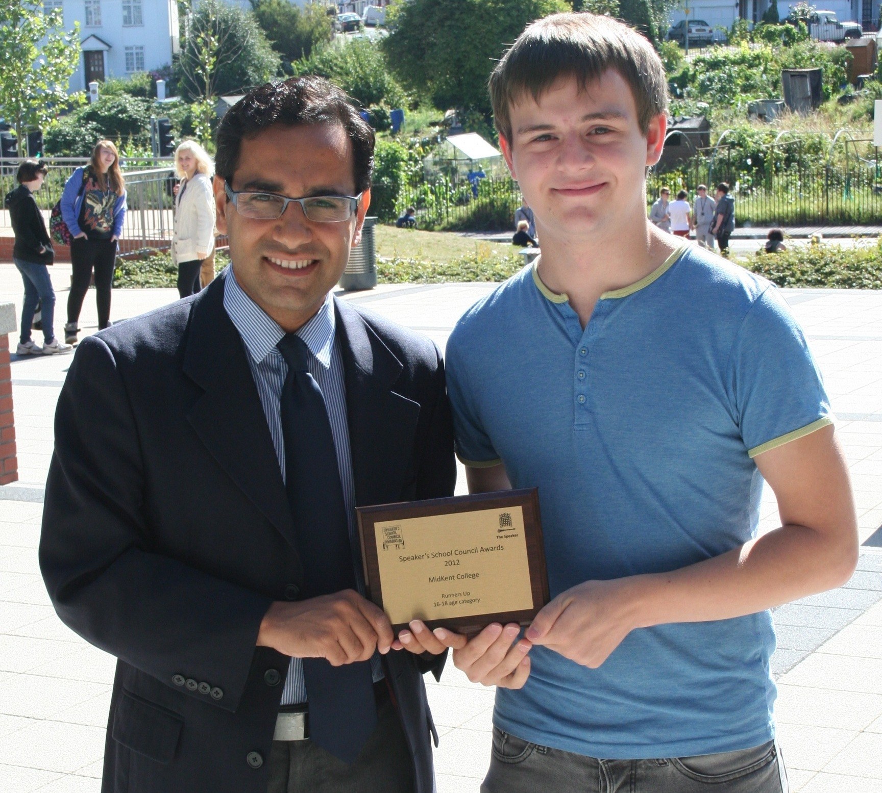 Rehman presents award to MidKent College Students’ Union | Rehman Chishti